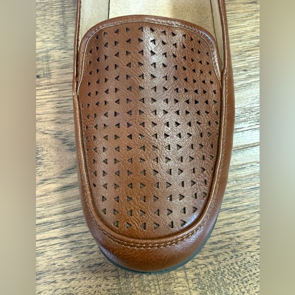 LIFE STRIDE Women's Tan Perforated Loafers - Picture 8 of 10
